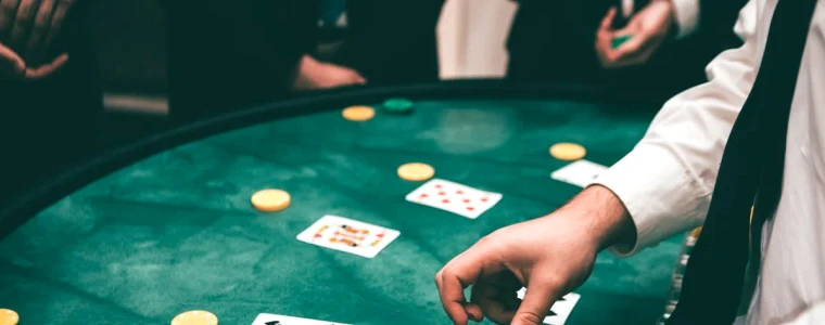Cách Chơi Blackjack Online: Luật, Chiến Thuật Cơ Bản Và House Edge